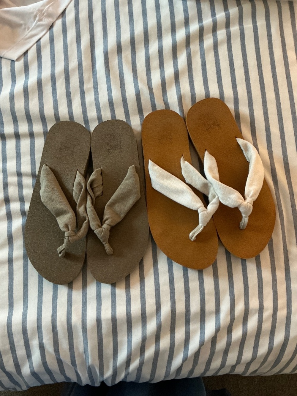 2 pair flip flop Kuailu sandals size 8